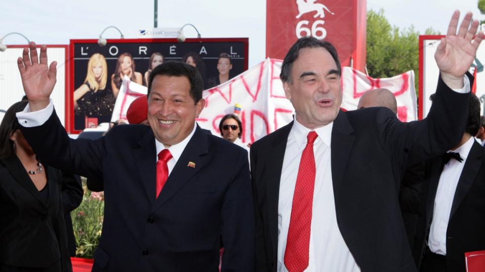 Oliver Stone a Hugo Chávez na festivalu v Benátkách v roce 2009.
